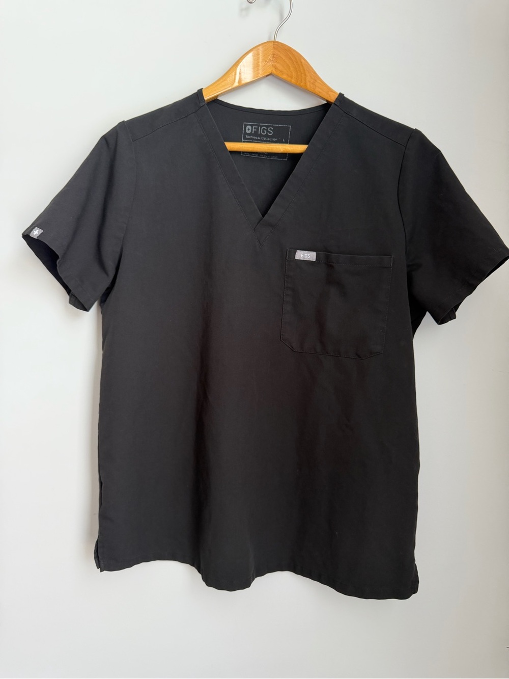 FIGS Technical Collection Black Catarina One Pocket Scrub Top Women’s Large